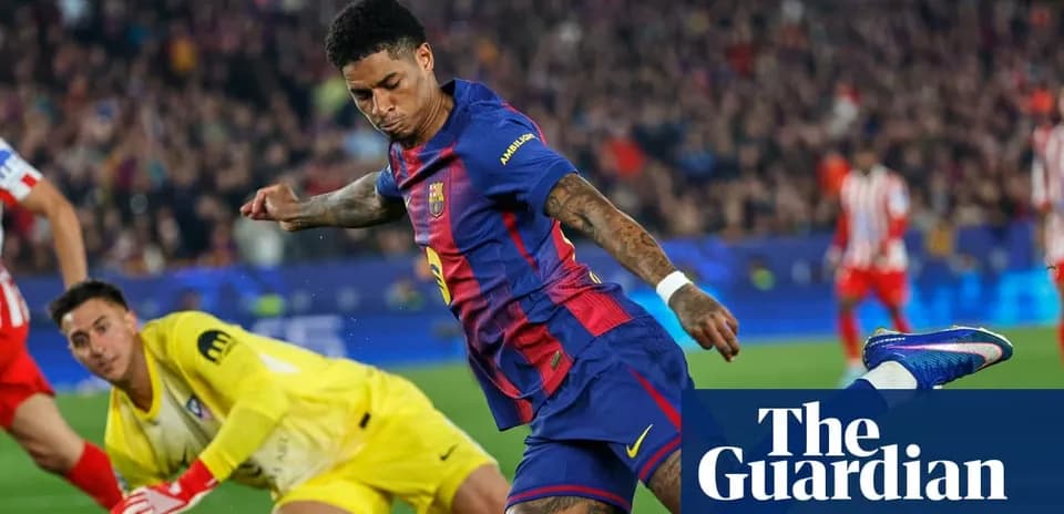 Jugador de Barcelona disparando a puerta ante el portero