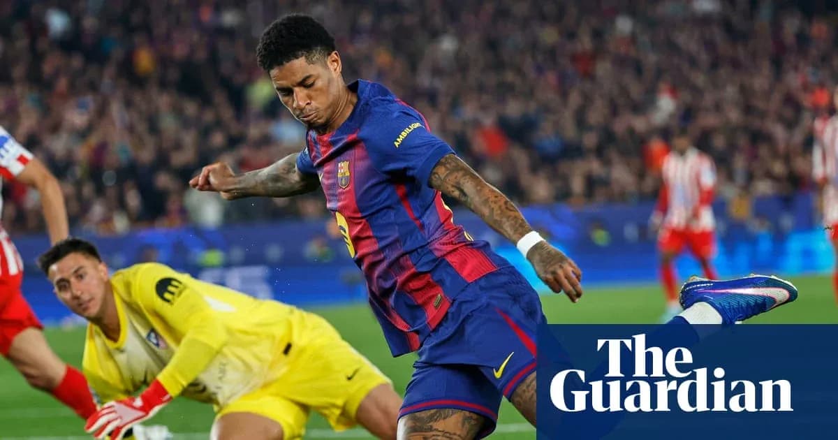 Jugador de Barcelona disparando a puerta ante el portero