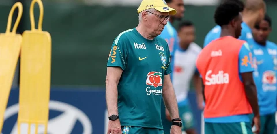 Entrenador de Brasil en práctica previa al partido
