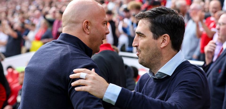 Entrenadores saludándose antes del partido