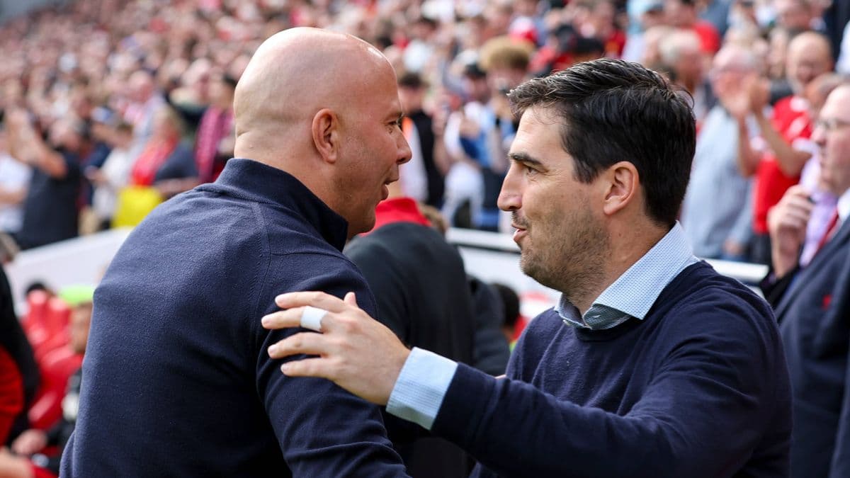 Entrenadores saludándose antes del partido