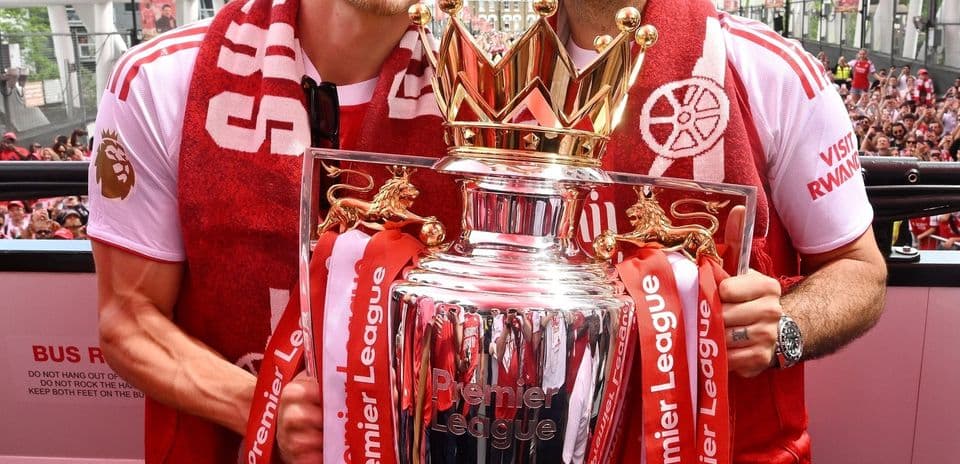 Jugadores celebrando con trofeo de Premier League