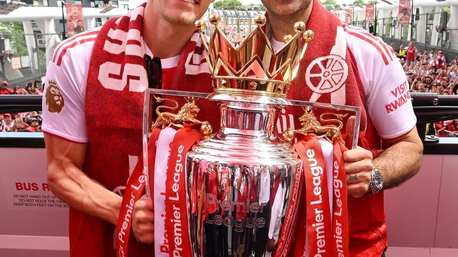 Jugadores celebrando con trofeo de Premier League