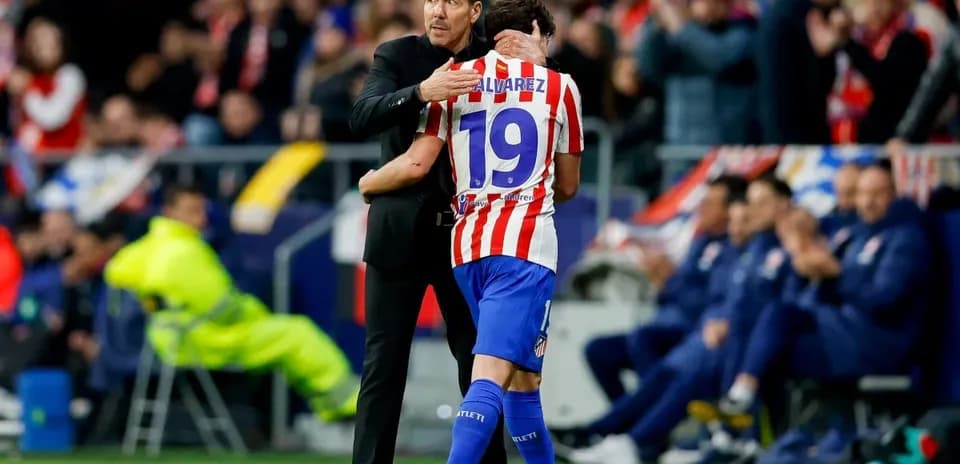Entrenador abrazando a jugador durante el partido