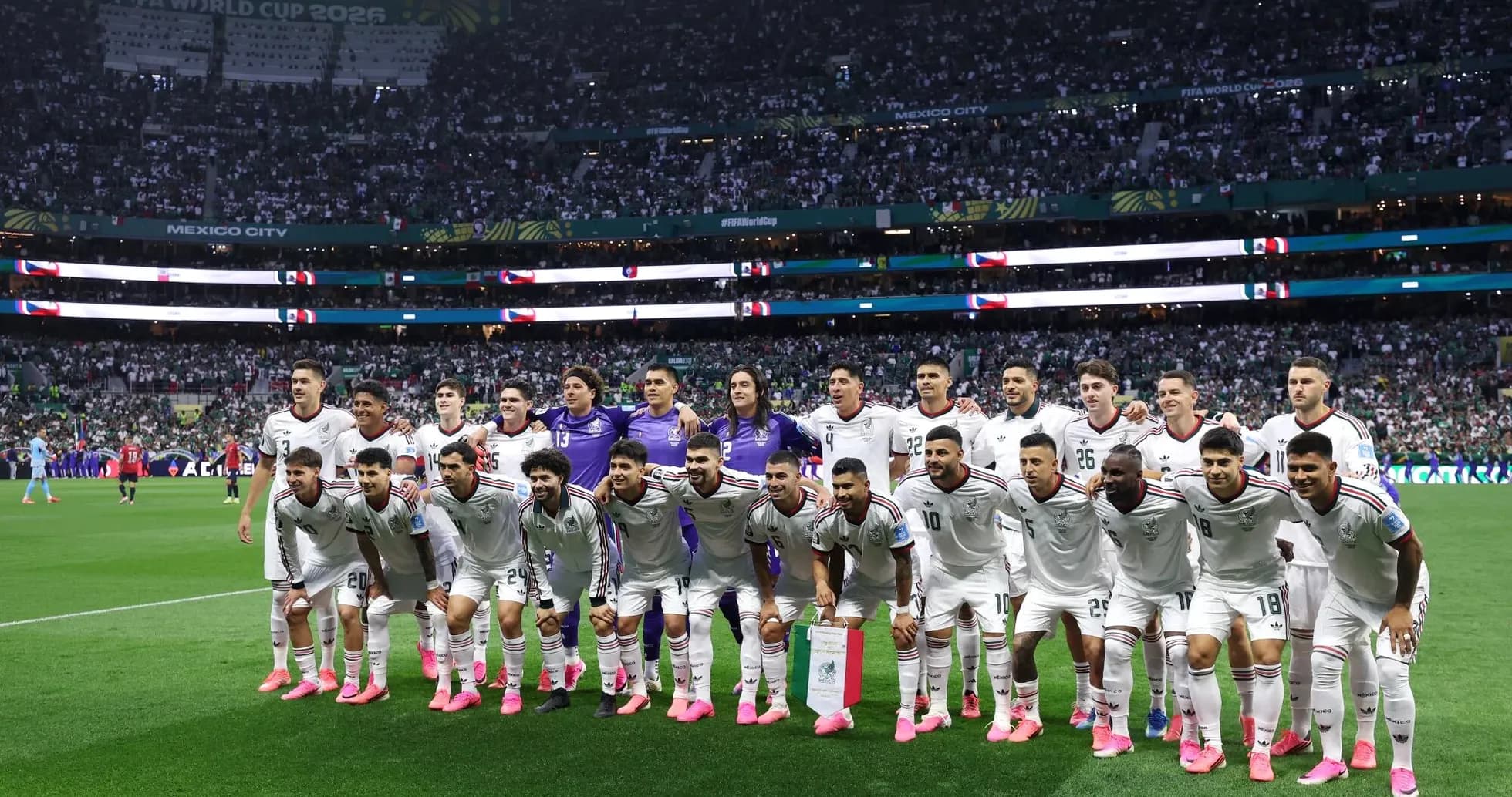 Selección mexicana posando para la foto del equipo