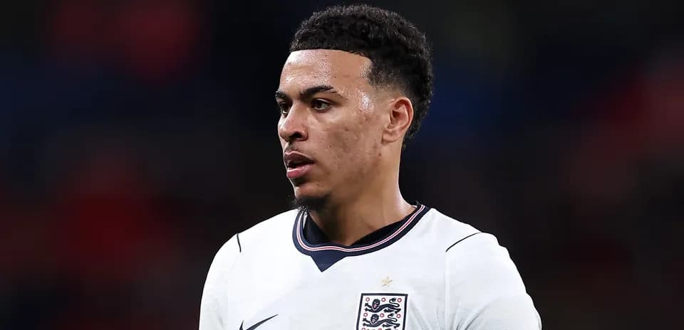 Jugador de Inglaterra en uniforme durante partido