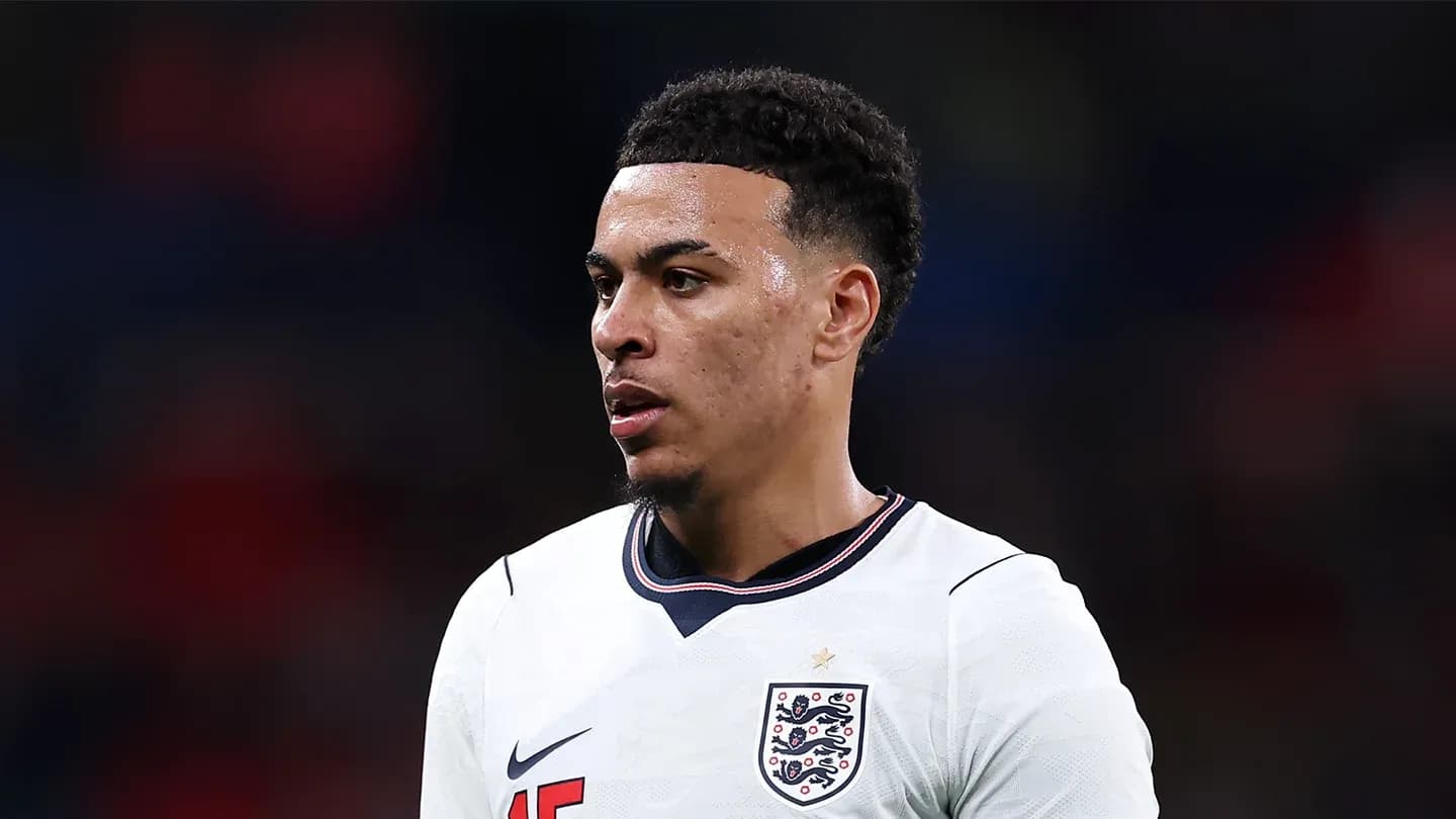 Jugador de Inglaterra en uniforme durante partido