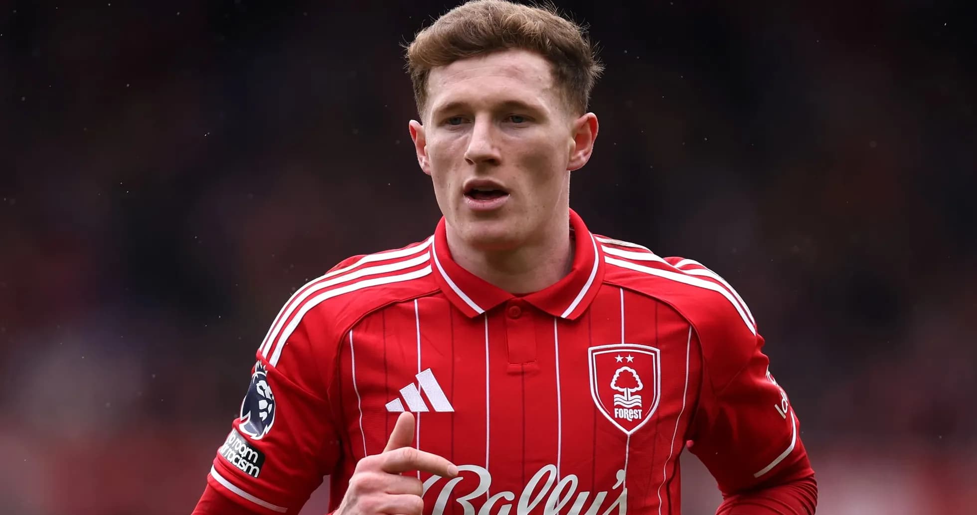 Jugador de Nottingham Forest en uniforme rojo durante partido
