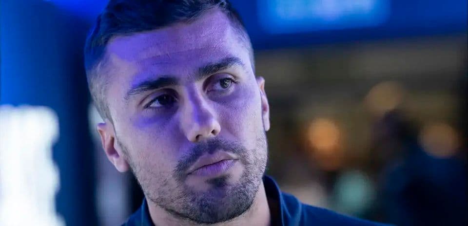 Jugador en ambiente iluminado durante evento