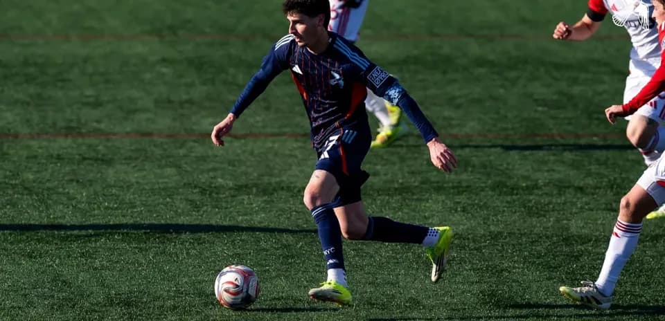 Jugador de Toronto II avanzando con el balón