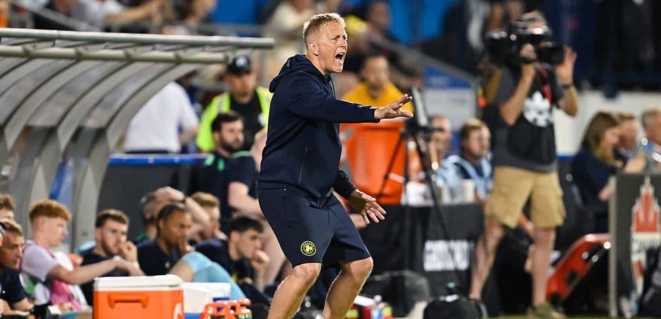 Entrenador dirigiendo desde la línea de banda