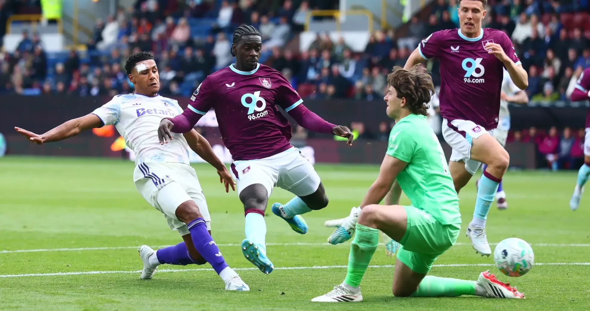 Jugadores de Burnley y Aston Villa en acción