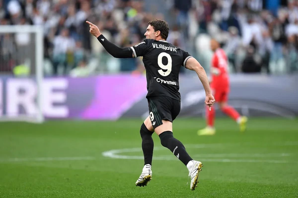 Vlahović celebrando un gol en el partido