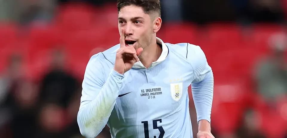 Jugador argentino haciendo gesto de silencio tras anotar