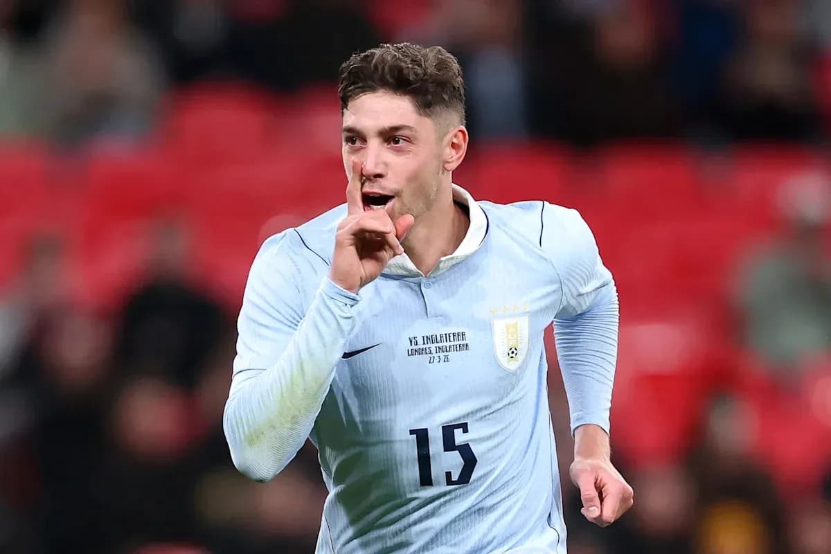Jugador argentino haciendo gesto de silencio tras anotar