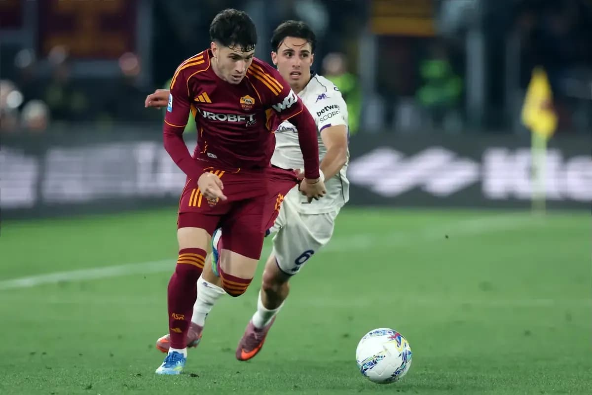 Jugador de Roma corriendo con balón en el campo