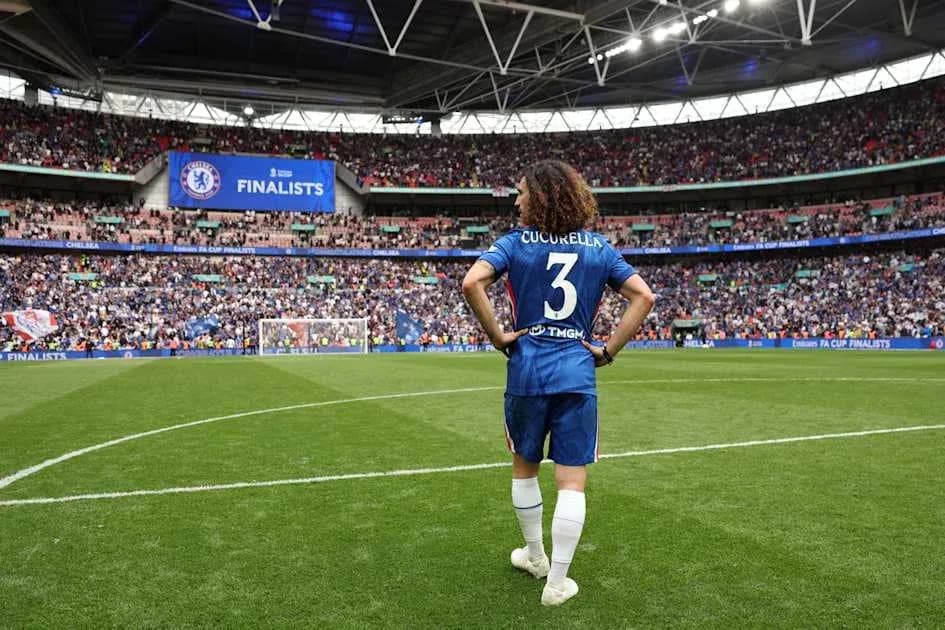 Cucurella en el campo durante la final de la FA Cup