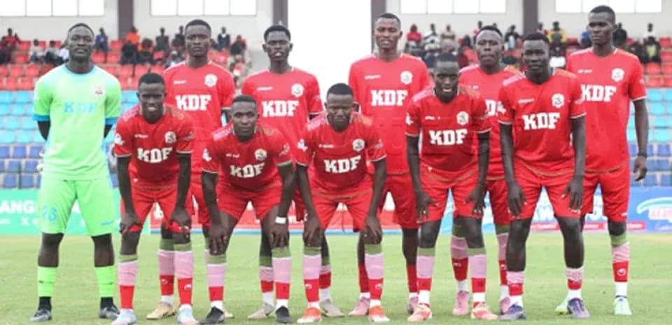 Equipo KDF posando en el campo de fútbol