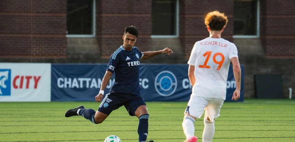 Jugador de FC Cincinnati II dispara a puerta