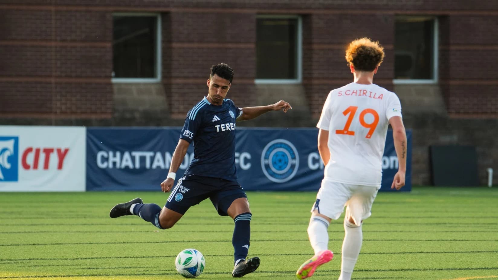 Jugador de FC Cincinnati II dispara a puerta