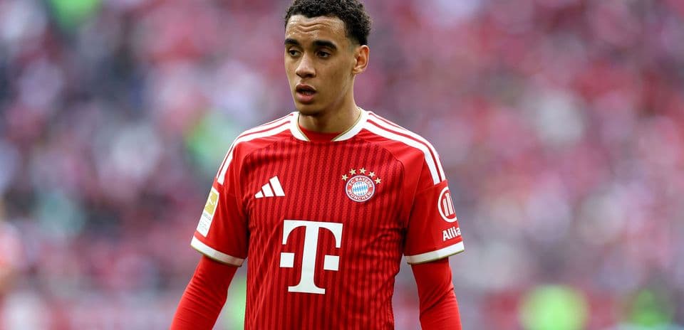 Jugador de Bayern Múnich en uniforme rojo en el campo