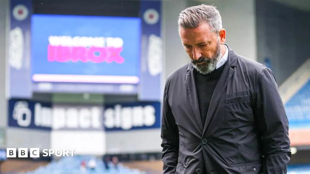 Entrenador caminando en Ibrox Stadium antes del partido