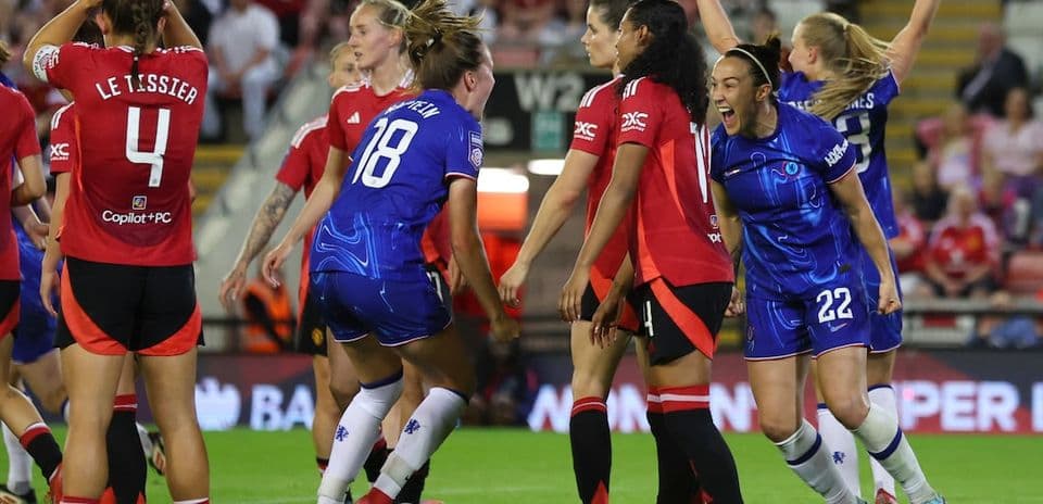 Jugadoras celebrando en partido de fútbol femenino