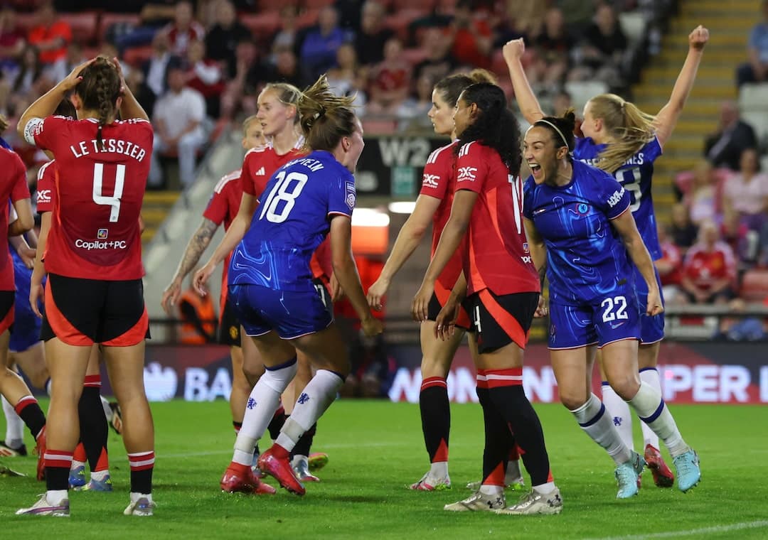 Jugadoras celebrando en partido de fútbol femenino