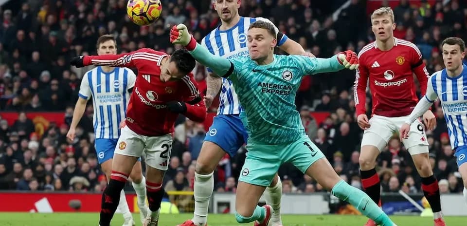 Portero de Brighton detiene un tiro de Manchester United