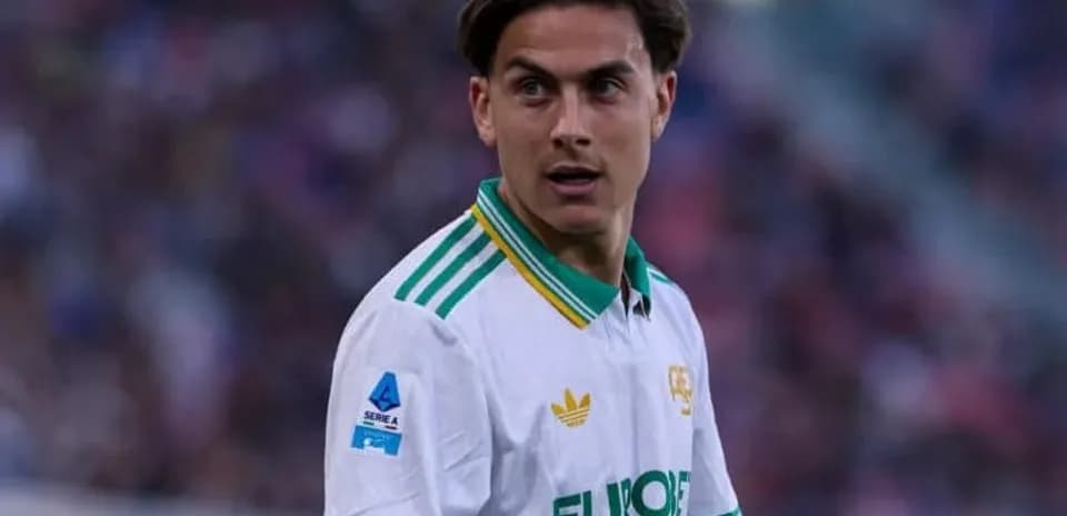 Jugador de fútbol con camiseta blanca en el campo