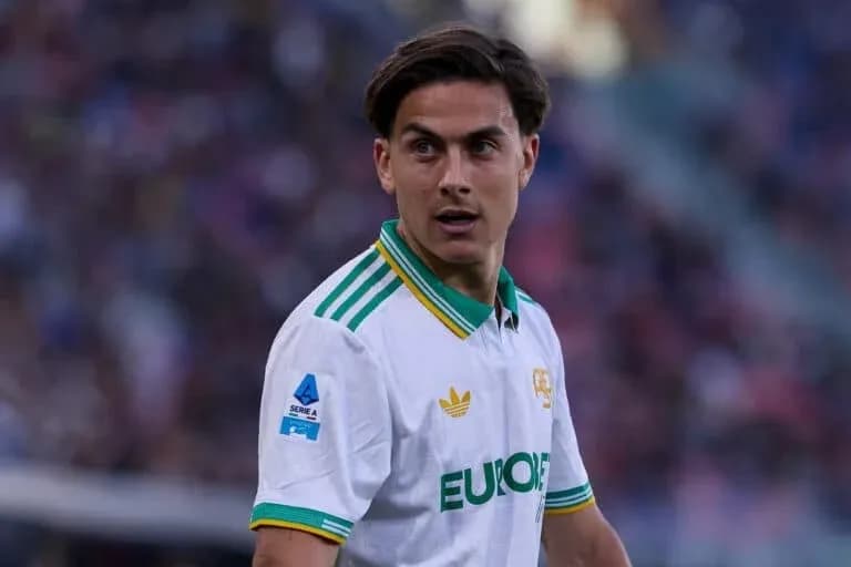 Jugador de fútbol con camiseta blanca en el campo