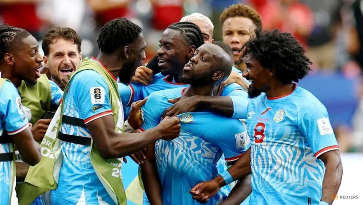Jugadores celebrando un gol en el partido