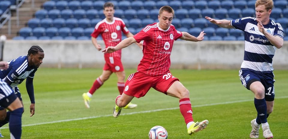 Jugador de Chattanooga driblando ante defensa de Chicago Fire II