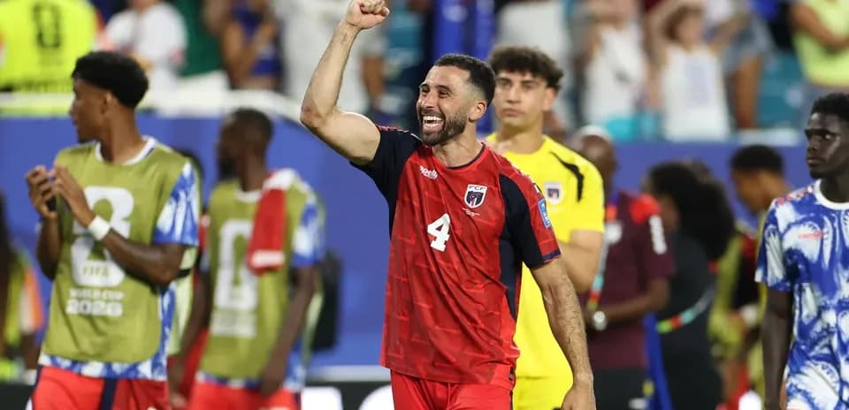 Jugador celebrando victoria en partido de fútbol