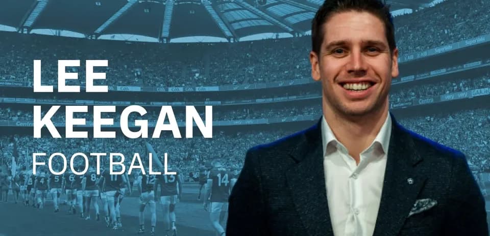 Lee Keegan sonriente frente a un estadio de fútbol