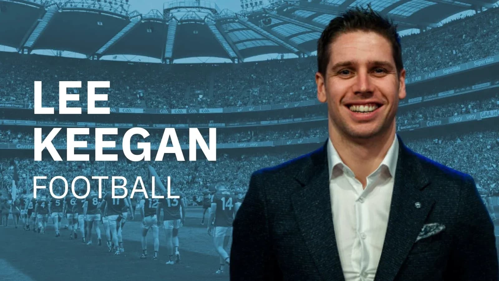 Lee Keegan sonriente frente a un estadio de fútbol
