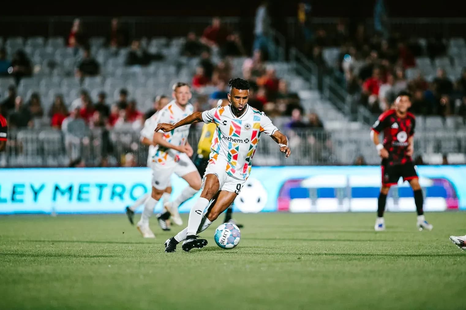 Jugador de Phoenix Rising en acción durante el partido