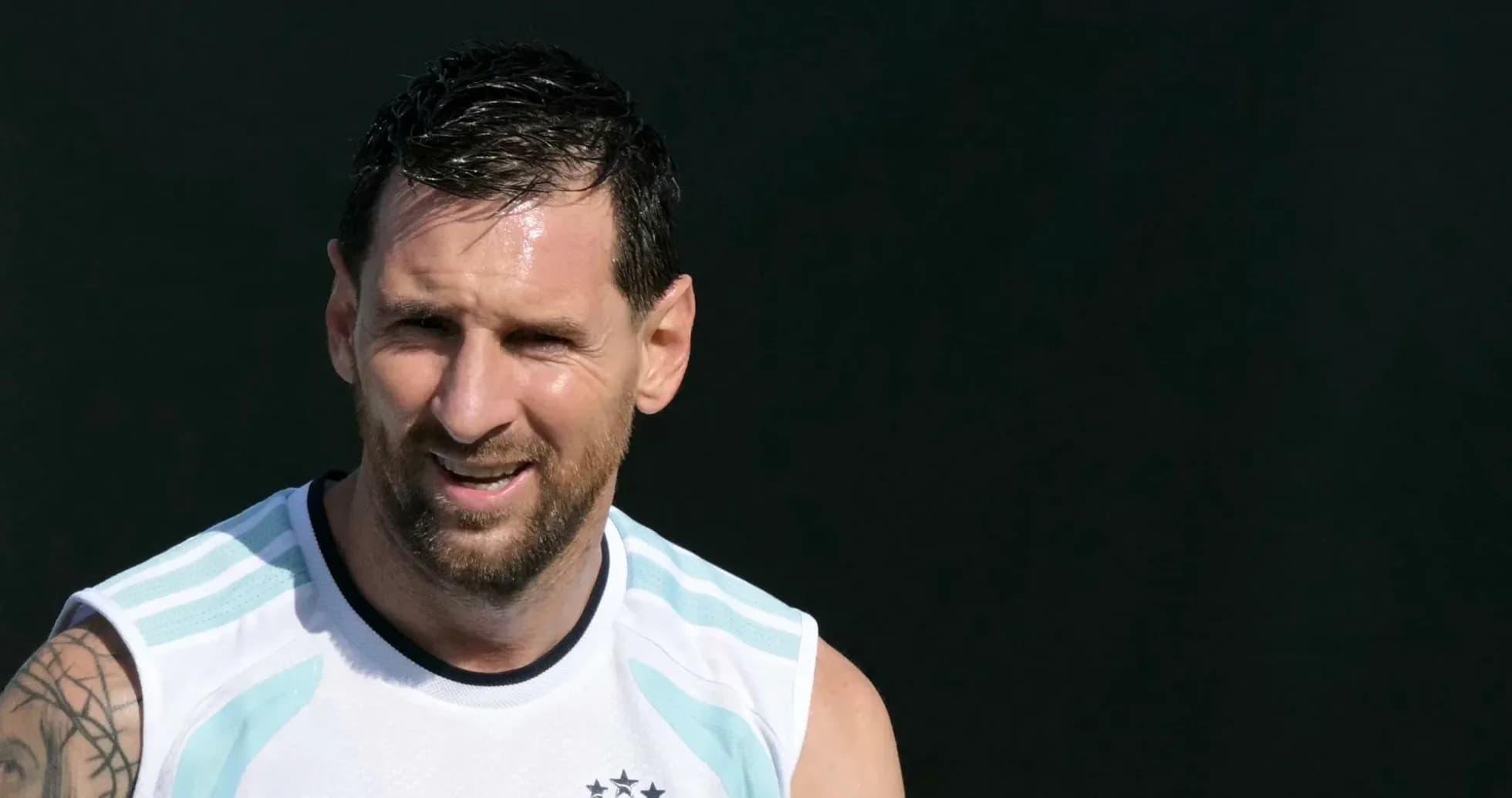 Jugador argentino entrenando con camiseta de la AFA