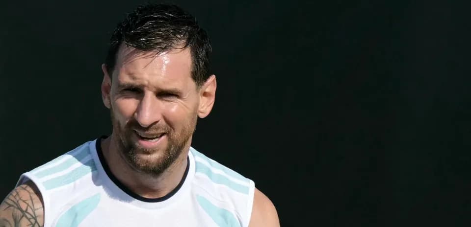 Jugador argentino entrenando con camiseta de la AFA