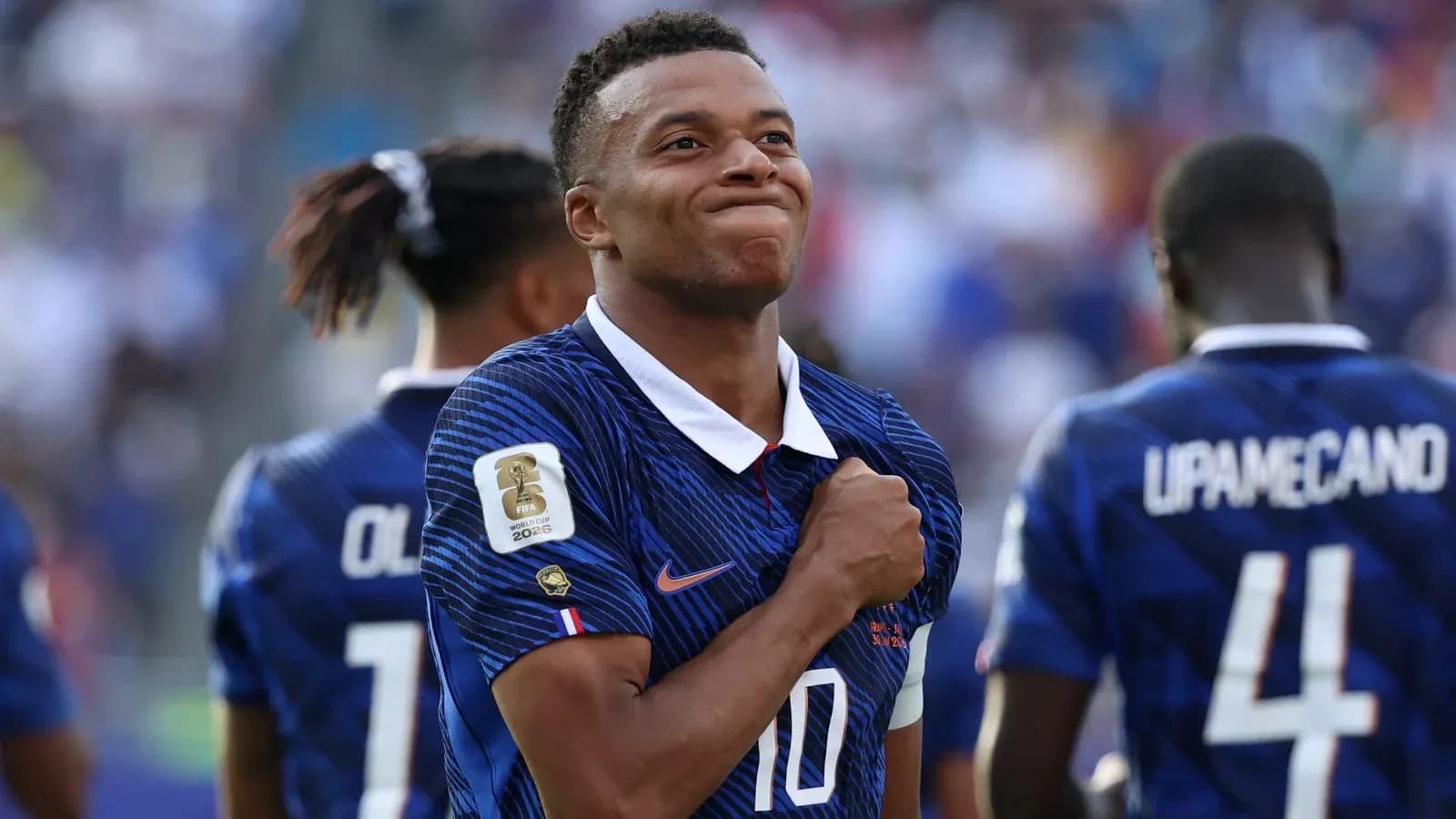 Kylian Mbappé celebra con el equipo de Francia