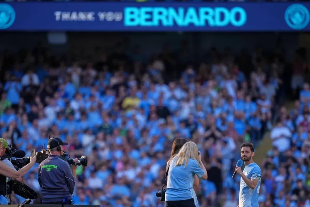 Bernardo recibiendo homenaje en el estadio lleno