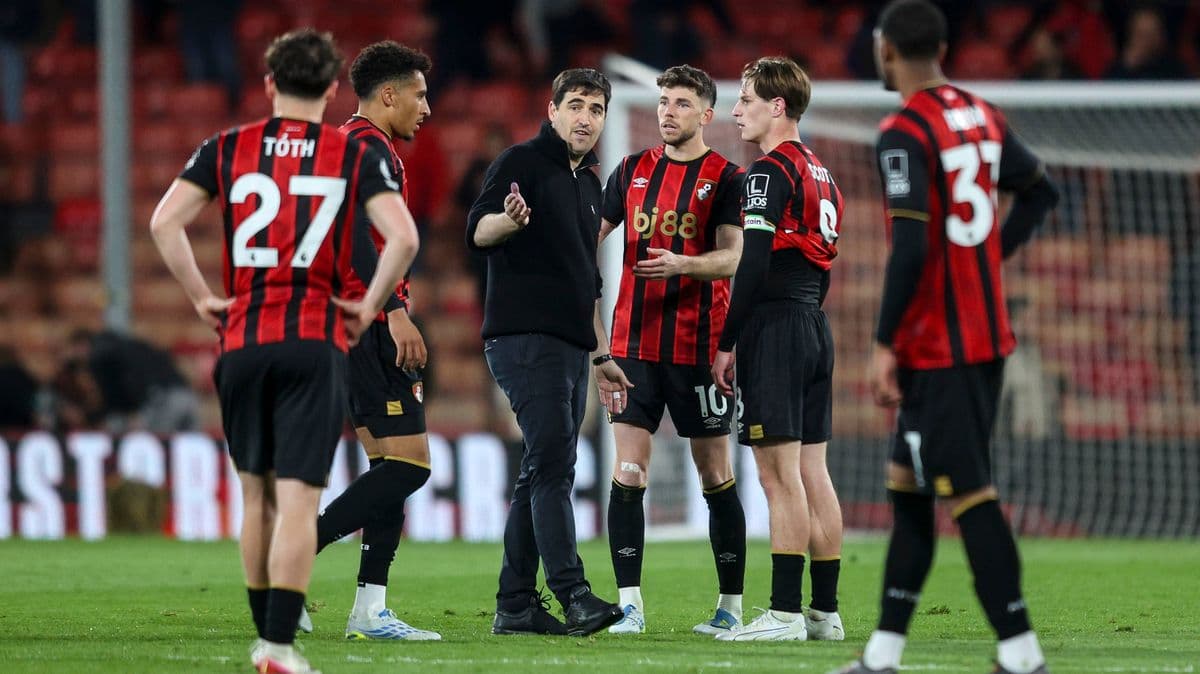 Entrenador hablando con jugadores en el campo