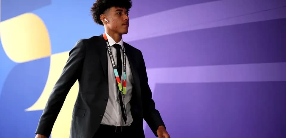 Joven vestido de traje caminando hacia el evento