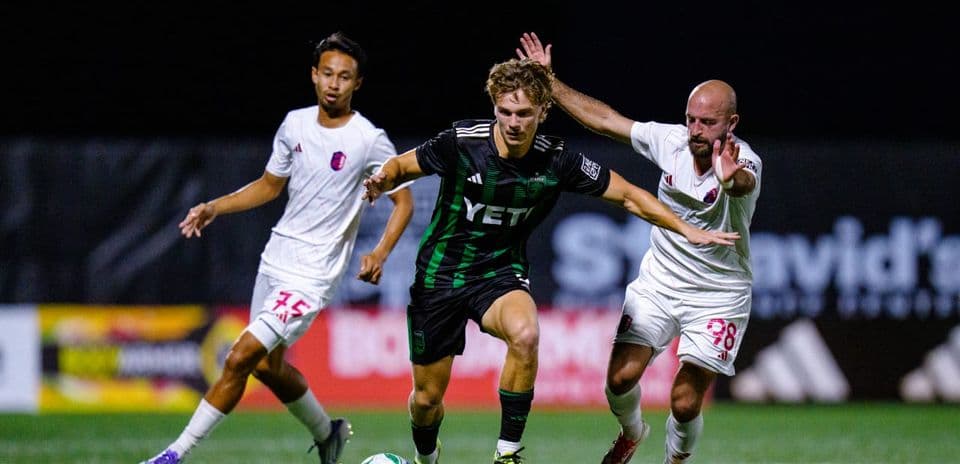 Jugador de Austin II avanza con el balón