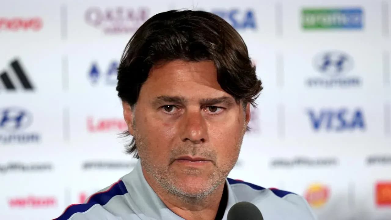 Entrenador hablando en conferencia de prensa