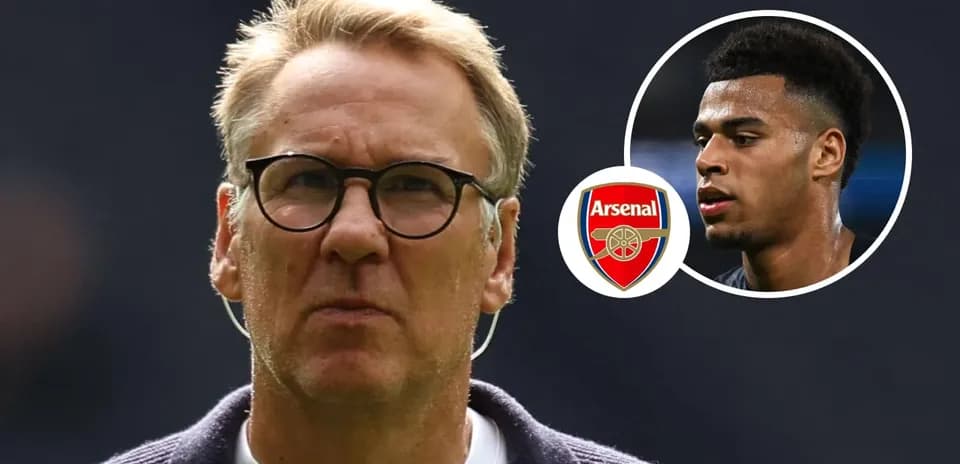Entrenador con gafas y logotipo de Arsenal