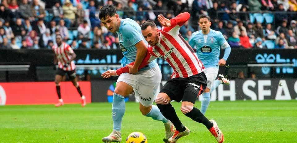 Dos jugadores disputando el balón en el partido