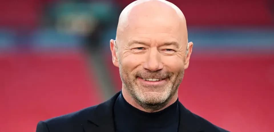 Hombre sonriendo en un estadio vacío