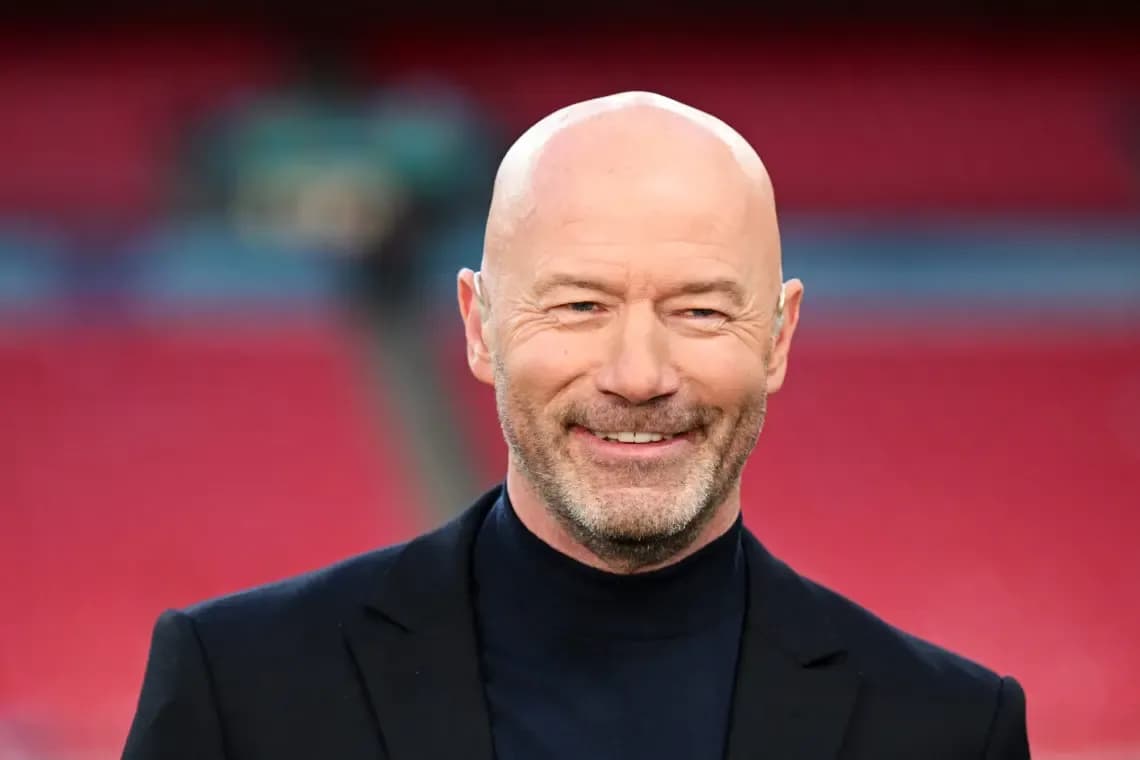Hombre sonriendo en un estadio vacío