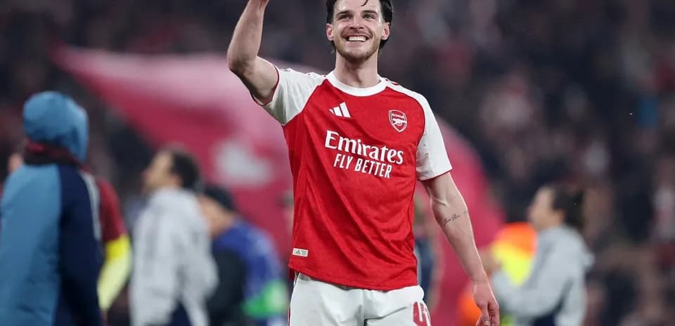 Jugador de Arsenal celebrando con el puño levantado